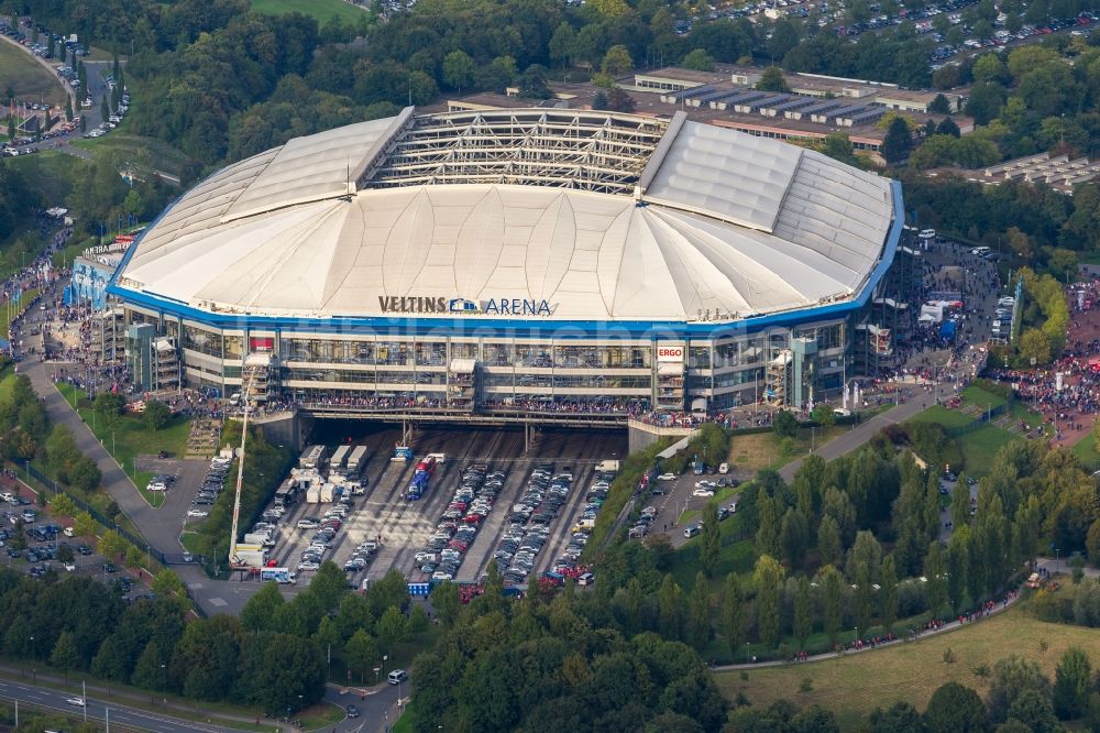 Luftaufnahme Gelsenkirchen - Fußball -Fans beim Bundesligaspiel Schalke gegen Bayern auf dem Gelände des Stadion der Veltins- Arena / Schalkestadion in Gelsenkirchen im Bundesland Nordrhein-Westfalen