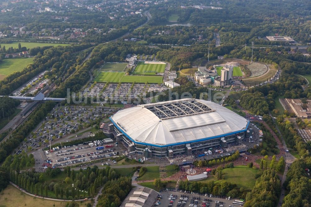 Gelsenkirchen von oben - Fußball -Fans beim Bundesligaspiel Schalke gegen Bayern auf dem Gelände des Stadion der Veltins- Arena / Schalkestadion in Gelsenkirchen im Bundesland Nordrhein-Westfalen