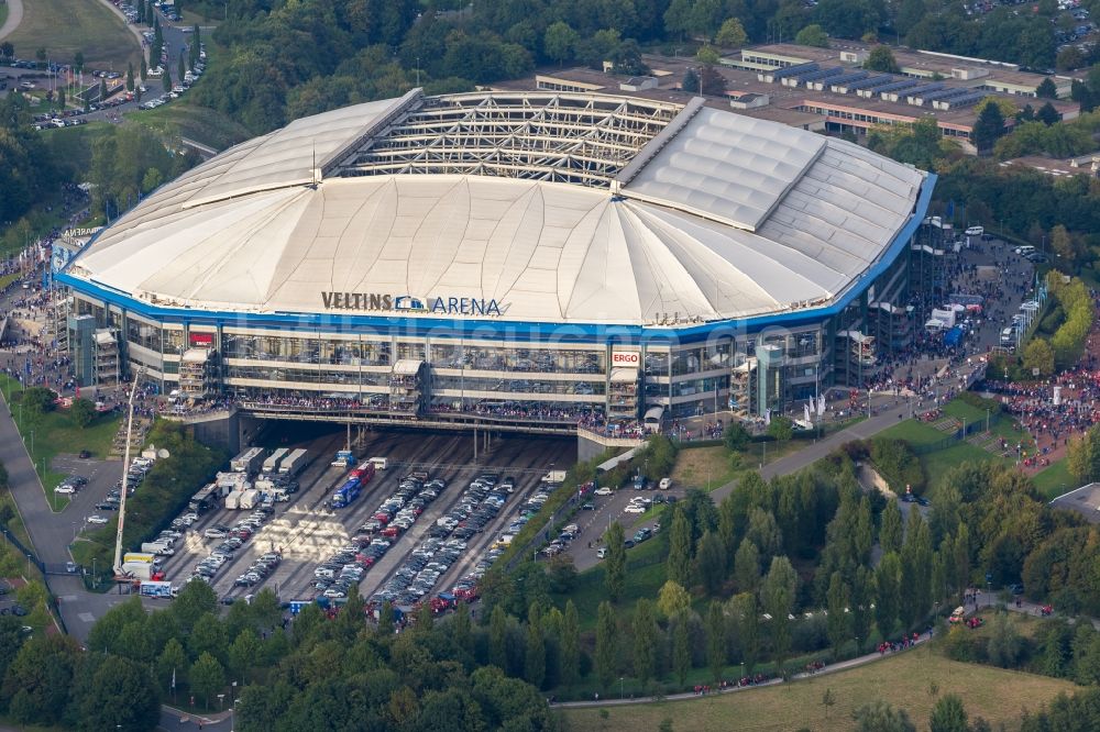 Gelsenkirchen aus der Vogelperspektive: Fußball -Fans beim Bundesligaspiel Schalke gegen Bayern auf dem Gelände des Stadion der Veltins- Arena / Schalkestadion in Gelsenkirchen im Bundesland Nordrhein-Westfalen