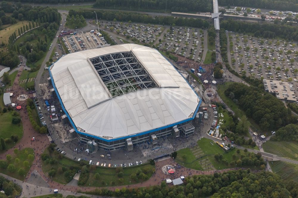 Gelsenkirchen von oben - Fußball -Fans beim Bundesligaspiel Schalke gegen Bayern auf dem Gelände des Stadion der Veltins- Arena / Schalkestadion in Gelsenkirchen im Bundesland Nordrhein-Westfalen