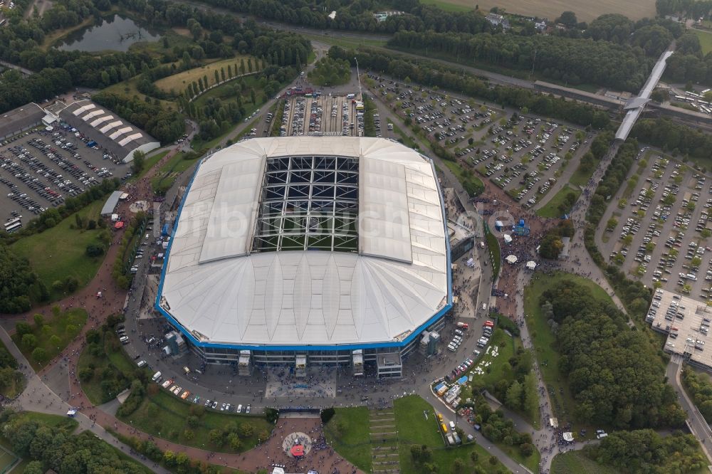 Luftbild Gelsenkirchen - Fußball -Fans beim Bundesligaspiel Schalke gegen Bayern auf dem Gelände des Stadion der Veltins- Arena / Schalkestadion in Gelsenkirchen im Bundesland Nordrhein-Westfalen