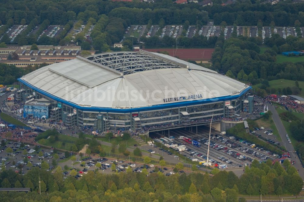 Gelsenkirchen von oben - Fußball -Fans beim Bundesligaspiel Schalke gegen Bayern auf dem Gelände des Stadion der Veltins- Arena / Schalkestadion in Gelsenkirchen im Bundesland Nordrhein-Westfalen