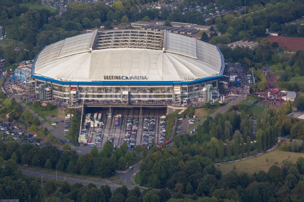 Luftaufnahme Gelsenkirchen - Fußball -Fans beim Bundesligaspiel Schalke gegen Bayern auf dem Gelände des Stadion der Veltins- Arena / Schalkestadion in Gelsenkirchen im Bundesland Nordrhein-Westfalen