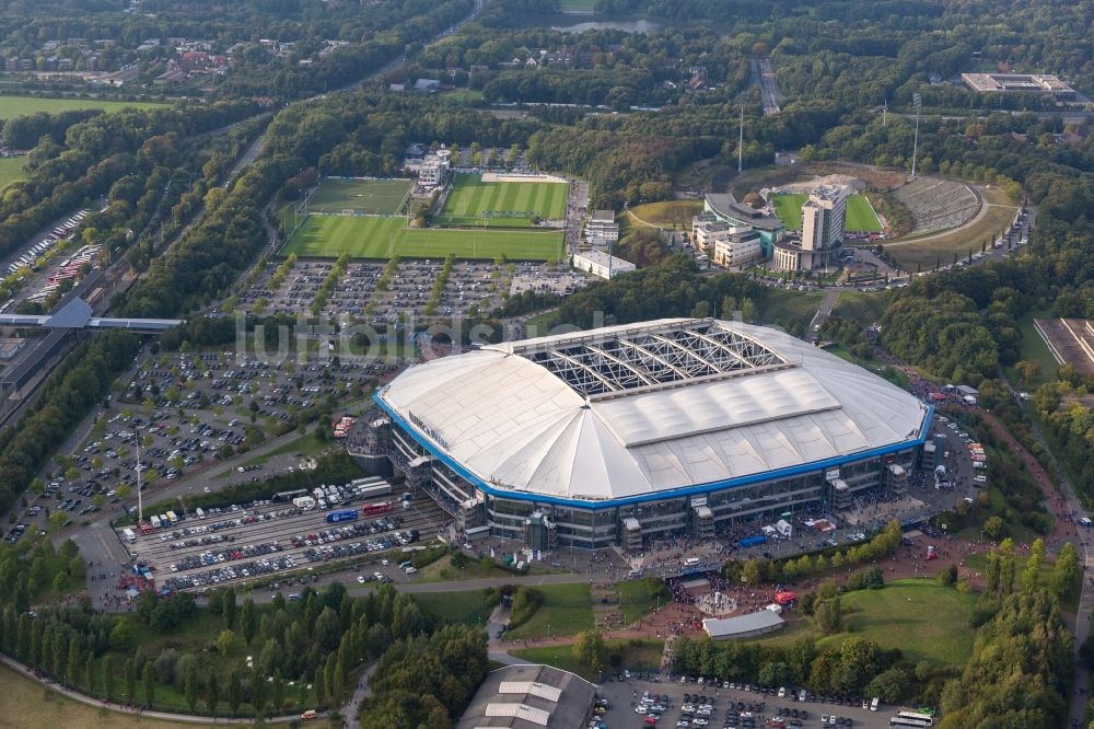 Gelsenkirchen von oben - Fußball -Fans beim Bundesligaspiel Schalke gegen Bayern auf dem Gelände des Stadion der Veltins- Arena / Schalkestadion in Gelsenkirchen im Bundesland Nordrhein-Westfalen