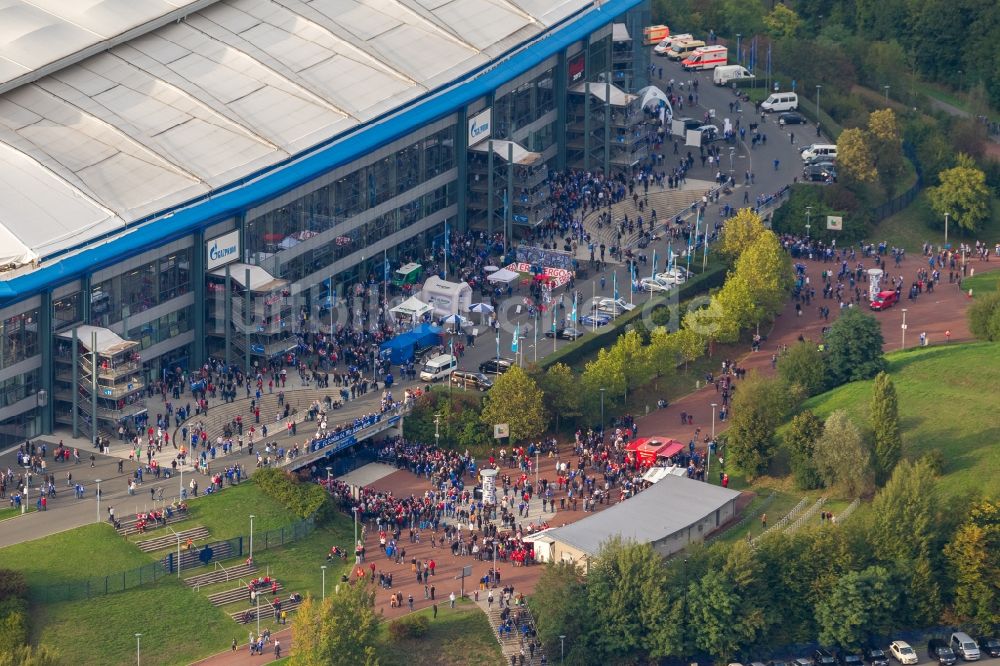 Luftaufnahme Gelsenkirchen - Fußball -Fans beim Bundesligaspiel Schalke gegen Bayern auf dem Gelände des Stadion der Veltins- Arena / Schalkestadion in Gelsenkirchen im Bundesland Nordrhein-Westfalen