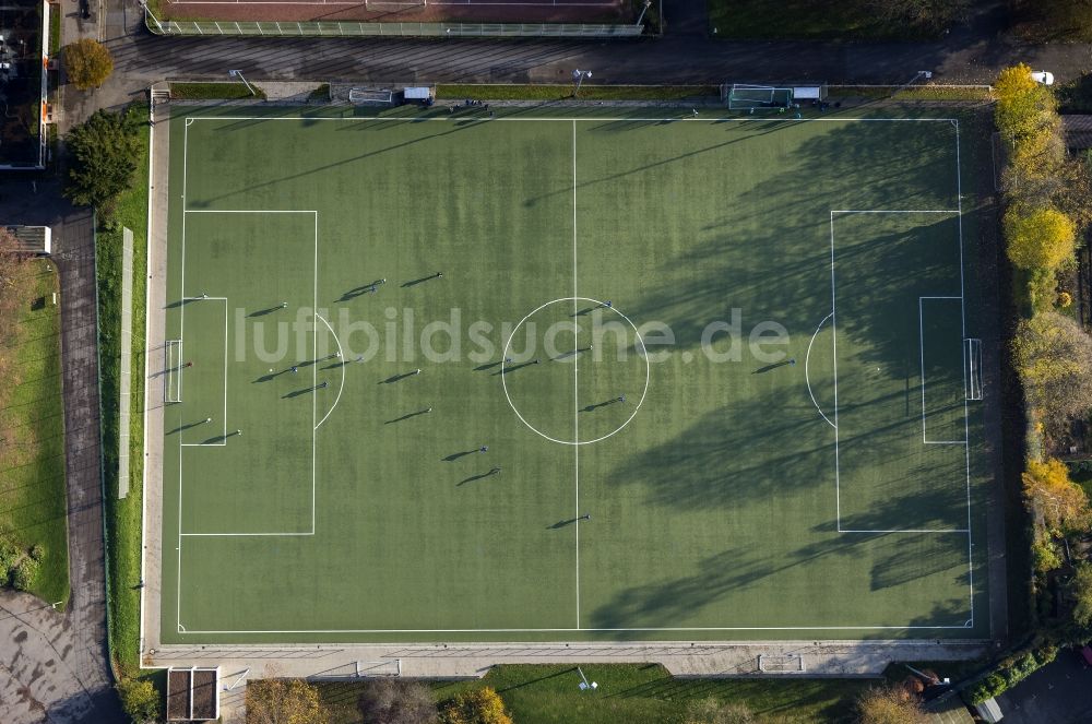 Luftbild Mülheim an der Ruhr - Fußball- Spieler auf dem Kunstrasen- Fußballplatz werfen lange Schatten an einem sonnigen Herbst- Tag in Mülheim an der Ruhr im Bundesland Nordrhein-Westfalen NRW