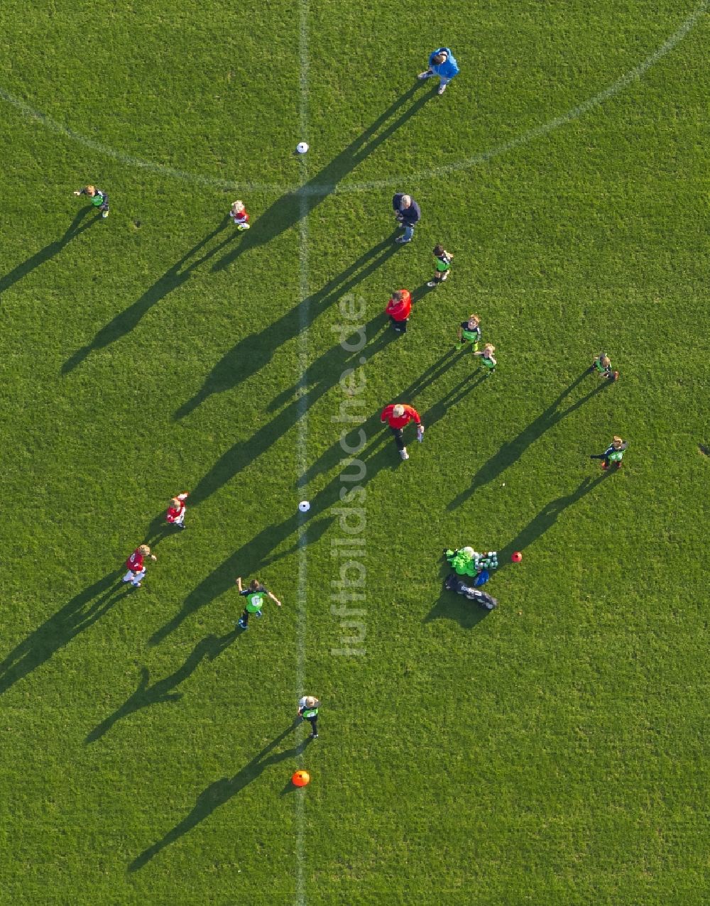 Dorsten von oben - Fußball - Trainings- Spiel auf dem Fußballplatz Jahnplatz in Dorsten im Bundesland Nordrhein-Westfalen NRW