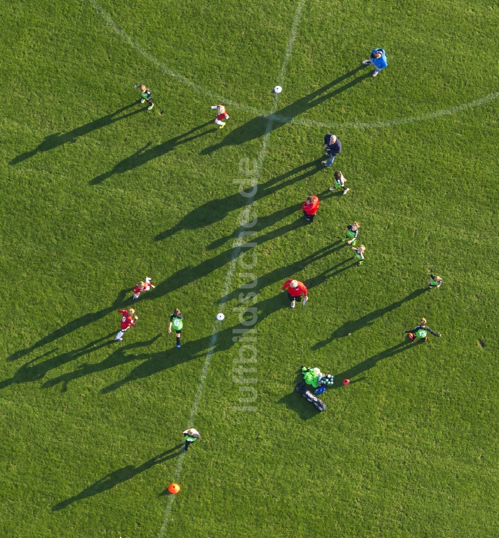 Dorsten aus der Vogelperspektive: Fußball - Trainings- Spiel auf dem Fußballplatz Jahnplatz in Dorsten im Bundesland Nordrhein-Westfalen NRW