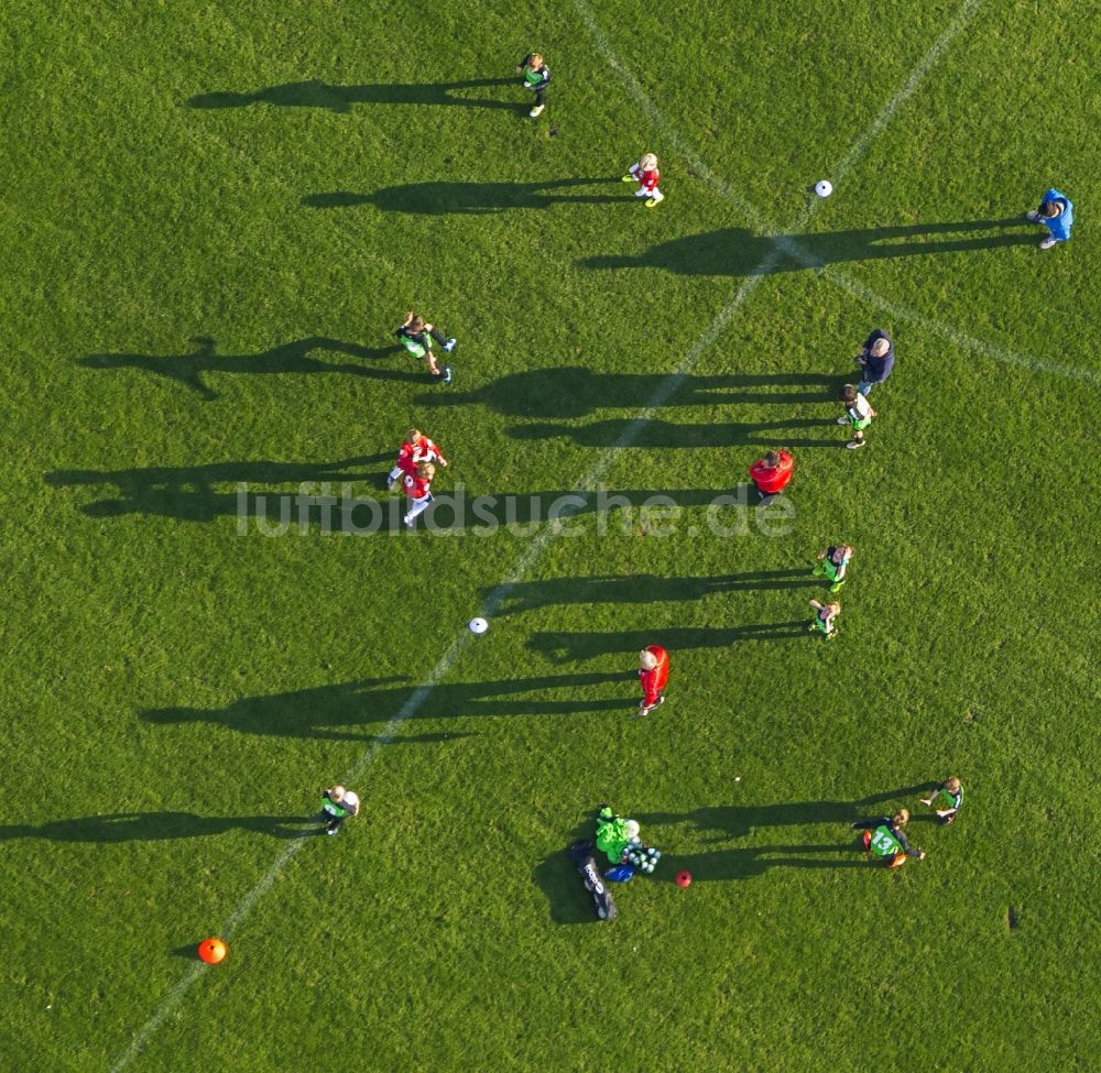 Luftbild Dorsten - Fußball - Trainings- Spiel auf dem Fußballplatz Jahnplatz in Dorsten im Bundesland Nordrhein-Westfalen NRW