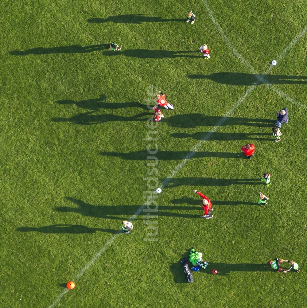 Luftaufnahme Dorsten - Fußball - Trainings- Spiel auf dem Fußballplatz Jahnplatz in Dorsten im Bundesland Nordrhein-Westfalen NRW