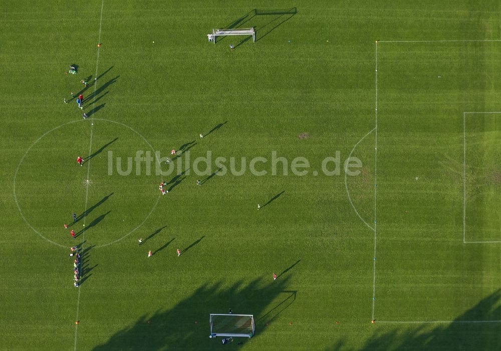 Dorsten aus der Vogelperspektive: Fußball - Trainings- Spiel auf dem Fußballplatz Jahnplatz in Dorsten im Bundesland Nordrhein-Westfalen NRW