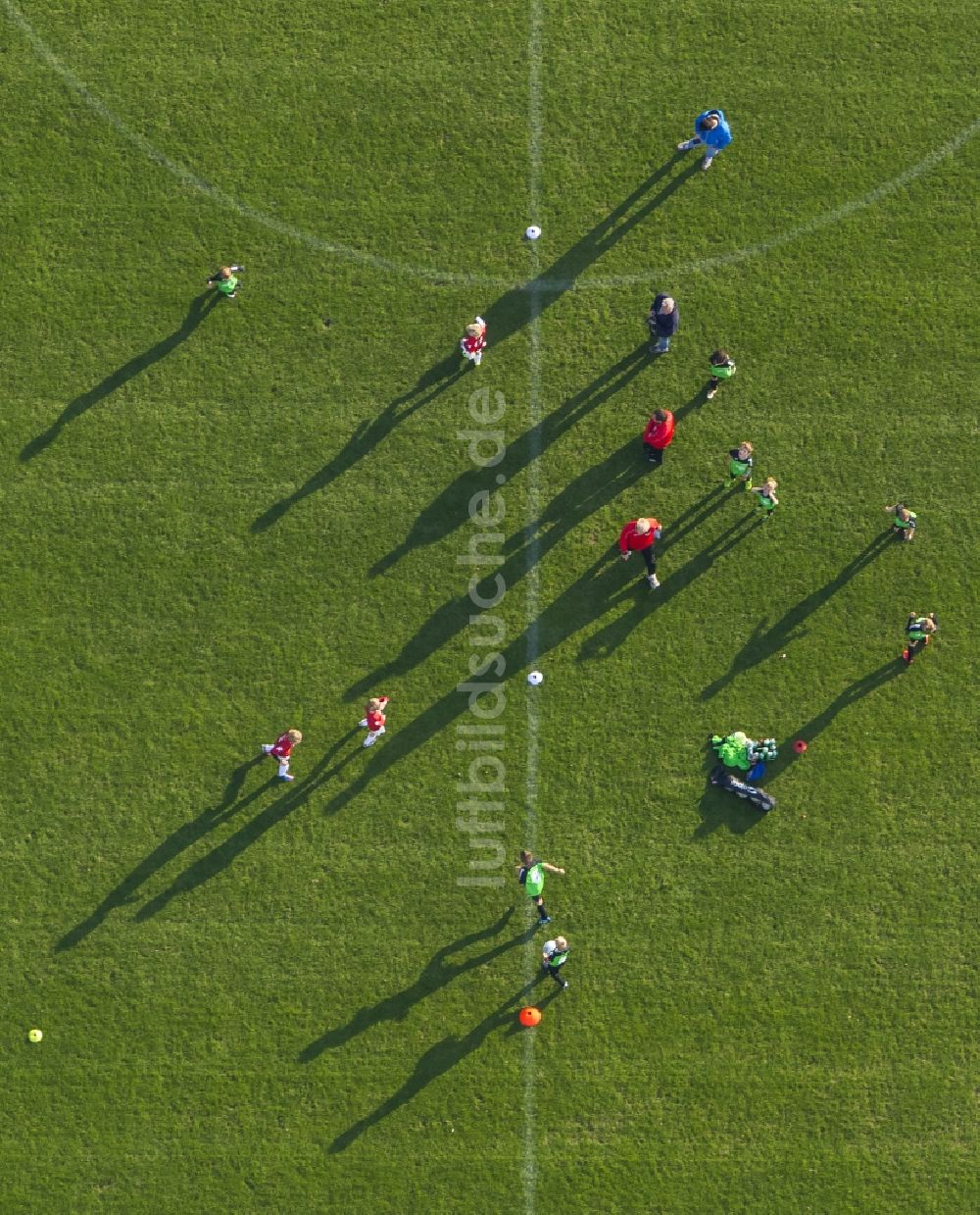 Luftaufnahme Dorsten - Fußball - Trainings- Spiel auf dem Fußballplatz Jahnplatz in Dorsten im Bundesland Nordrhein-Westfalen NRW