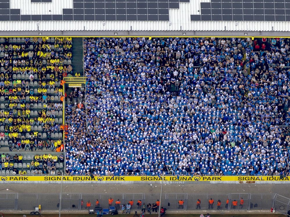 Luftaufnahme Dortmund - Fußballfans im Signal Iduna Park in Dortmund im Bundesland Nordrhein-Westfalen