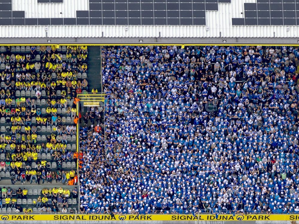 Dortmund von oben - Fußballfans im Signal Iduna Park in Dortmund im Bundesland Nordrhein-Westfalen