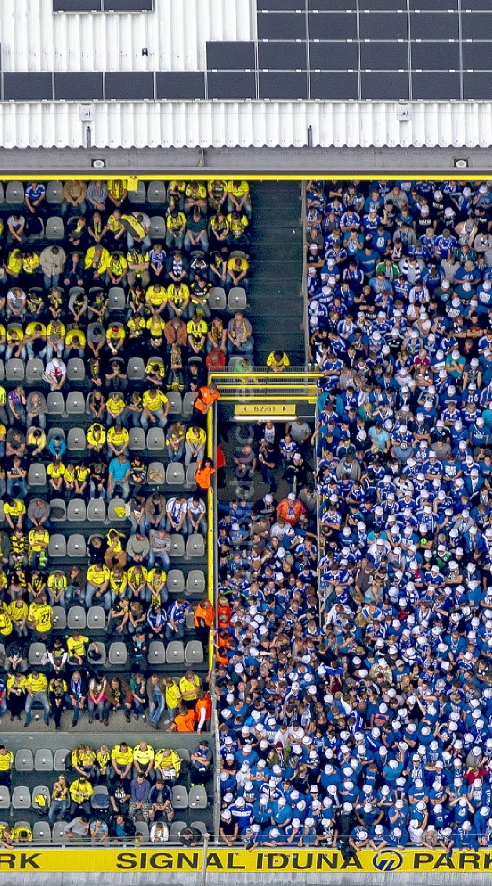 Dortmund aus der Vogelperspektive: Fußballfans im Signal Iduna Park in Dortmund im Bundesland Nordrhein-Westfalen