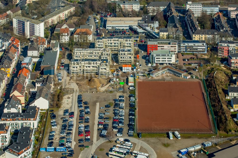 Essen aus der Vogelperspektive: Fussballplatz und Baustelle zum Neubau einer Mehrfamilienhaus-Wohnanlage an der Veronikastraße im Stadtteil Rüttenscheid in Essen im Bundesland Nordrhein-Westfalen