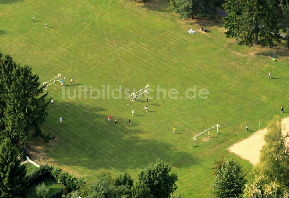 Luftbild Mühlhausen - Fußballplatz mit Fußballspielern am Pfafferöder Steingraben in Mühlhausen in Thüringen