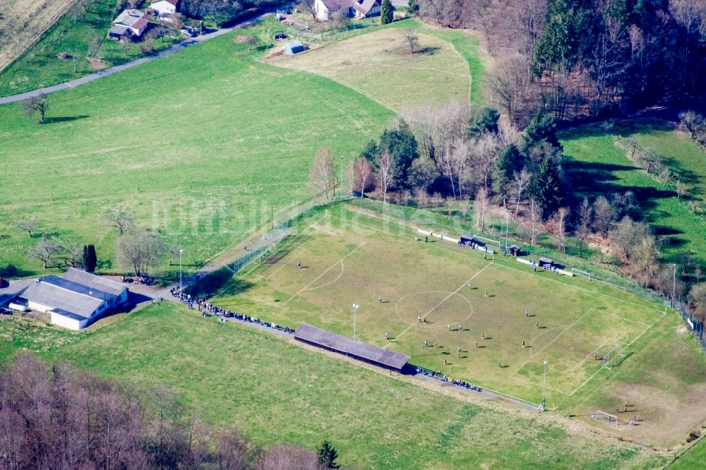 Mossautal aus der Vogelperspektive: Fussballplatz im Ortsteil Hiltersklingen in Mossautal im Bundesland Hessen, Deutschland