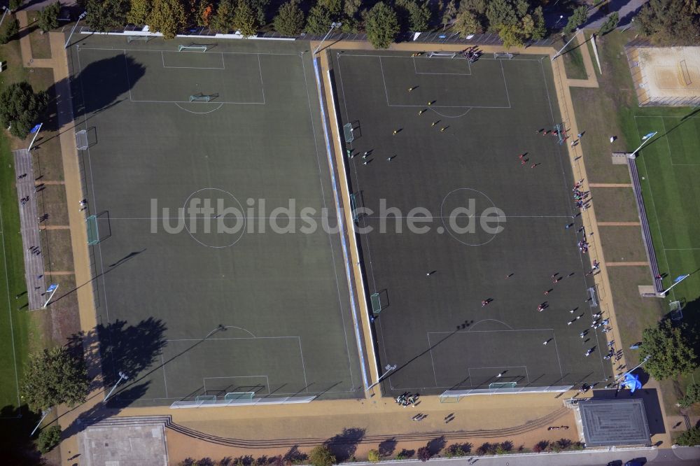 Luftbild Berlin - Fußballplatzanlagen am Prinz-Friedrich-Karl-Weg in Berlin