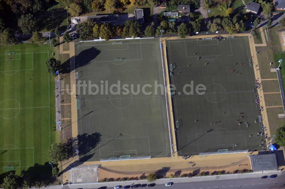 Luftaufnahme Berlin - Fußballplatzanlagen am Prinz-Friedrich-Karl-Weg in Berlin