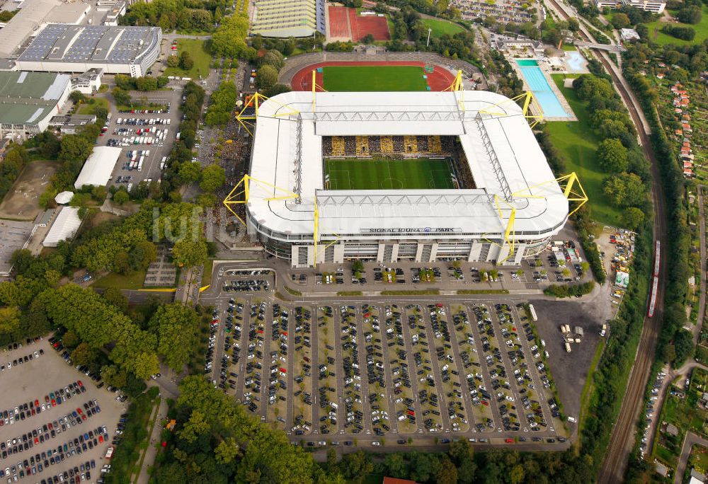 Dortmund aus der Vogelperspektive: Fußballspiel BVB gegen Hertha BSC im Borusseum , dem Stadion Signal Iduna Park in Dortmund