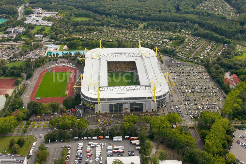 Dortmund aus der Vogelperspektive: Fußballspiel BVB gegen Hertha BSC im Borusseum , dem Stadion Signal Iduna Park in Dortmund