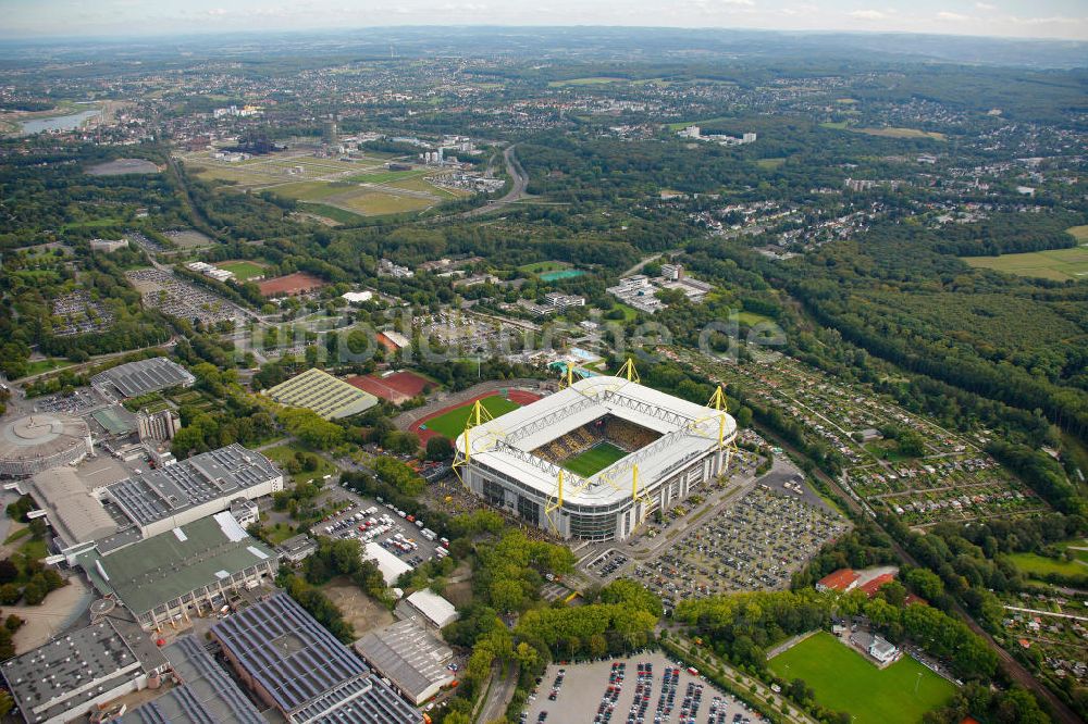 Dortmund aus der Vogelperspektive: Fußballspiel BVB gegen Hertha BSC im Borusseum , dem Stadion Signal Iduna Park in Dortmund