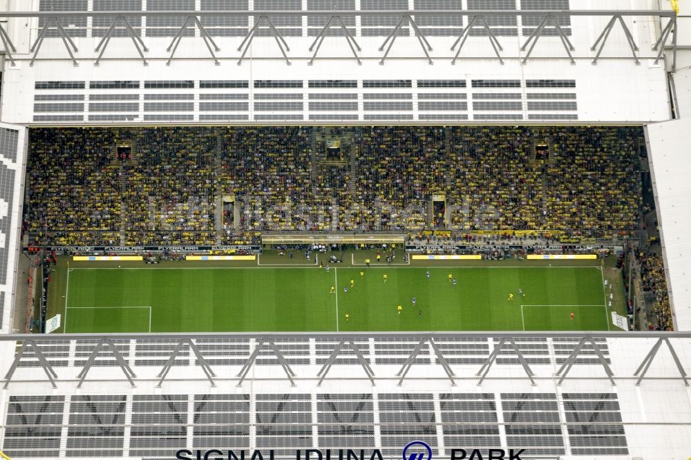 Dortmund von oben - Fußballspiel BVB Revierderby im Borusseum , dem Stadion Signal Iduna Park in Dortmund