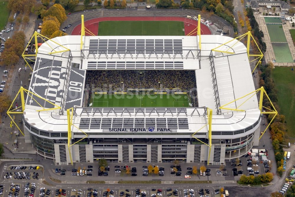 Dortmund aus der Vogelperspektive: Fußballspiel BVB Revierderby im Borusseum , dem Stadion Signal Iduna Park in Dortmund