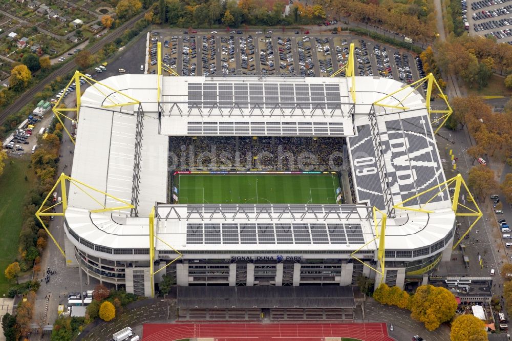 Dortmund aus der Vogelperspektive: Fußballspiel BVB Revierderby im Borusseum , dem Stadion Signal Iduna Park in Dortmund