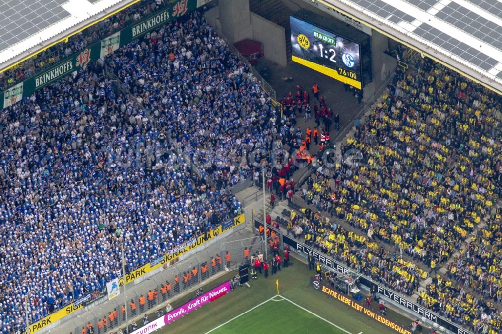 Luftaufnahme Dortmund - Fußballspiel BVB Revierderby im Borusseum , dem Stadion Signal Iduna Park in Dortmund