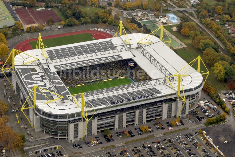 Dortmund von oben - Fußballspiel BVB Revierderby im Borusseum , dem Stadion Signal Iduna Park in Dortmund