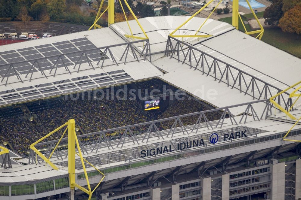 Dortmund aus der Vogelperspektive: Fußballspiel BVB Revierderby im Borusseum , dem Stadion Signal Iduna Park in Dortmund