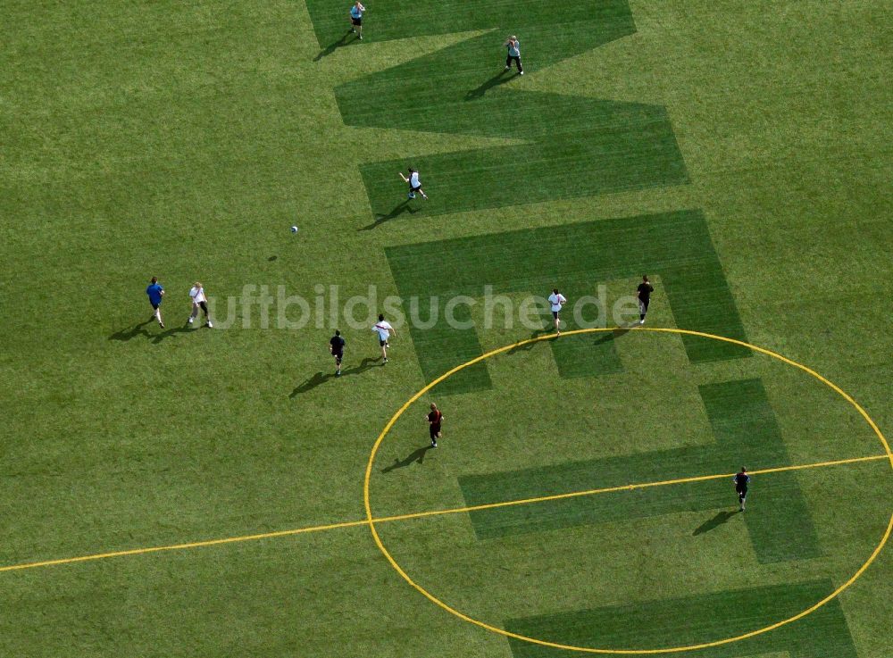 Luftbild Berlin - Fussballspiel auf dem Dach des Metro Großmarktes in Friedrichshain im Bezirk Friedrichshain-Kreuzberg in Berlin