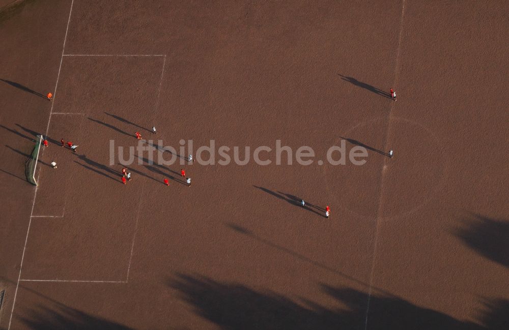 Bottrop von oben - Fussballspiel auf einem Platz in Bottrop im Bundesland Nordrhein-Westfalen