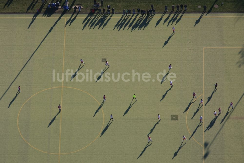 München von oben - Fußballspiel auf einem Sportplatz in München-Schwabing im Bundesland Bayern