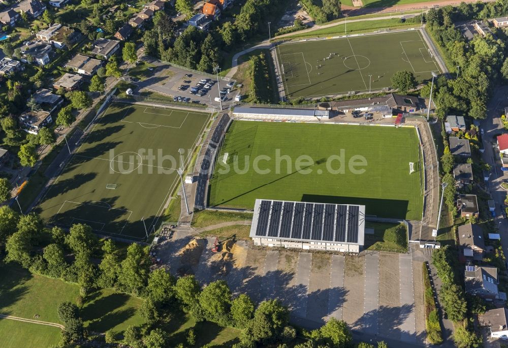 Kleve aus der Vogelperspektive: Fußballspiel am Mittelkreis auf dem Rasen des Fußballplatz im Gustav-Hoffmann- Stadion in Kleve im Bundesland Nordrhein-Westfalen