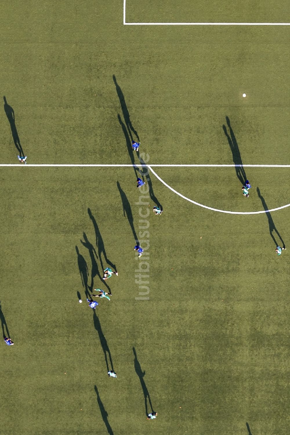 Luftbild Essen - Fußballspieler auf dem Kunstrasenplatz Fußballplatz der Bezirkssportanlage Ardelhütte werfen lange Schatten an einem sonnigen Herbst- Tag in Essen im Bundesland Nordrhein-Westfalen