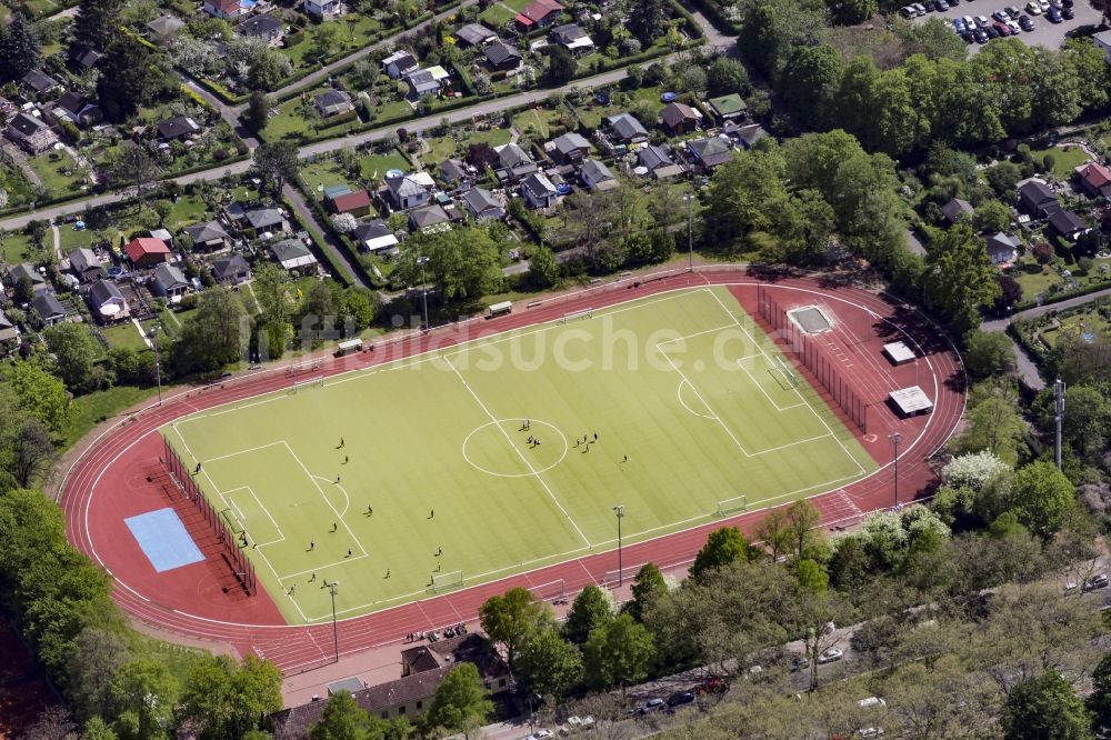 Berlin aus der Vogelperspektive: Fussballspieler auf dem Sportplatz- Fussballplatz des Berliner Turnerschaft Korporation (Turn- und Sportverein) e.V. in der Buschkrugallee in Berlin