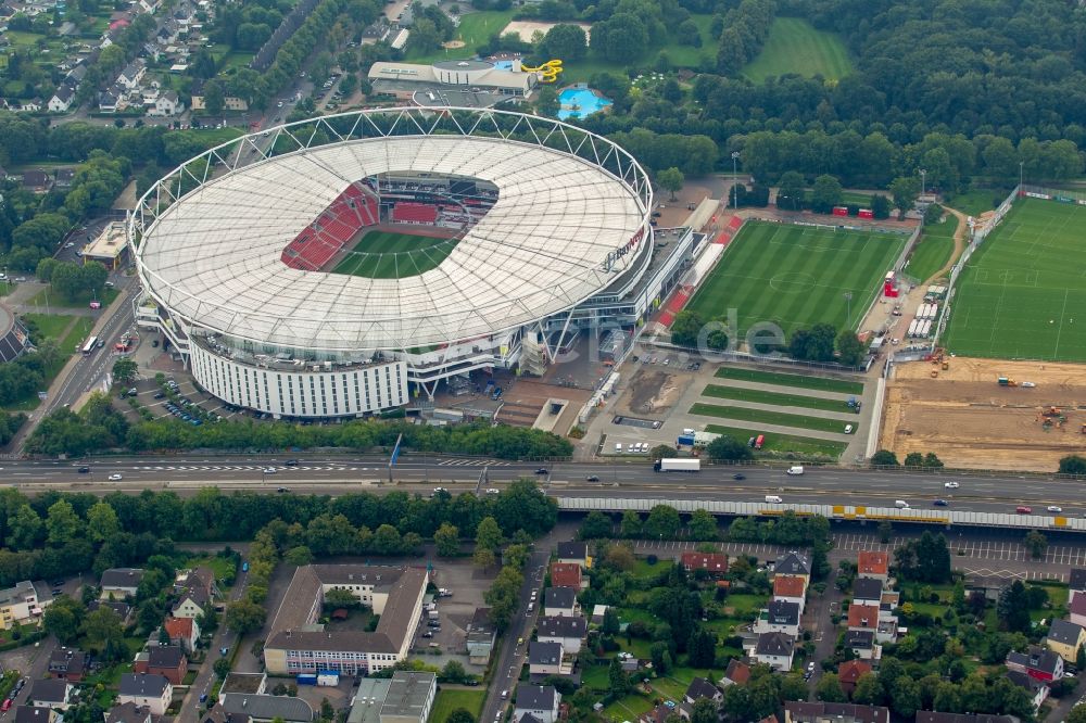 Leverkusen aus der Vogelperspektive: Fussballstadion BayArena des Vereins Bayer 04 Leverkusen an der Autobahn A1 in Leverkusen im Bundesland Nordrhein-Westfalen