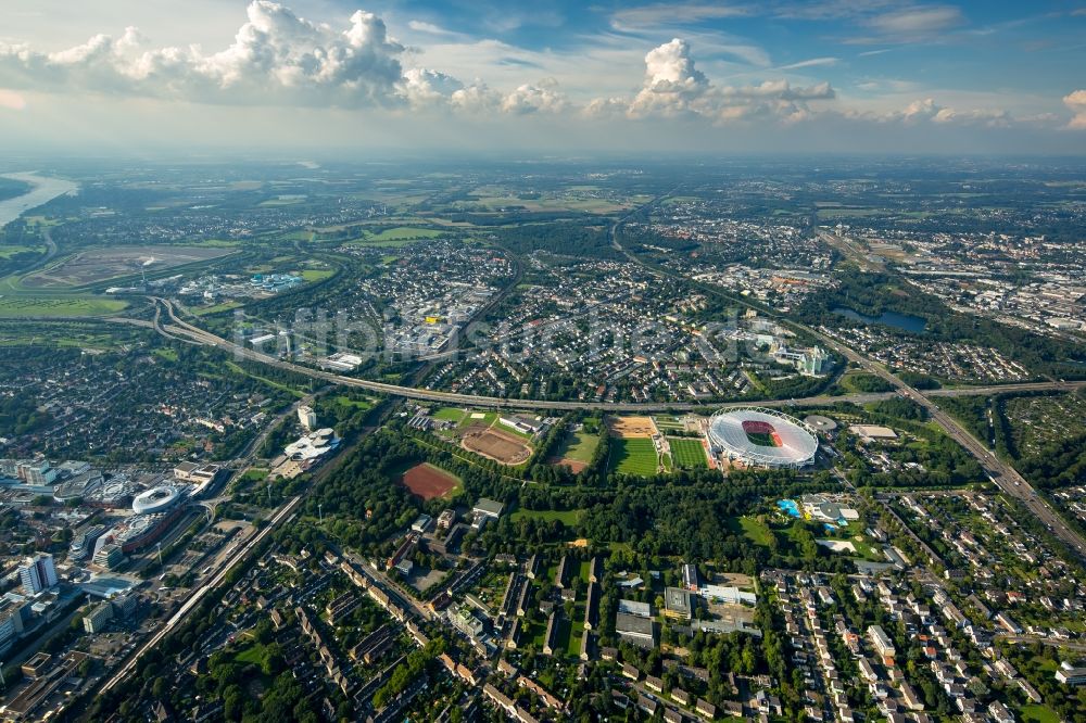 Luftaufnahme Leverkusen - Fussballstadion BayArena des Vereins Bayer 04 Leverkusen an der Autobahn A1 in Leverkusen im Bundesland Nordrhein-Westfalen