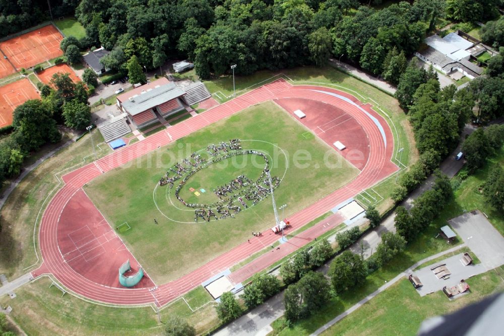 Kandel aus der Vogelperspektive: Fussballstadion Bienwaldstadion mit Schülern der IGS Kandel, die sich zum Schriftzug Schule ohne Rassisums aufgestellt haben, in Kandel im Bundesland Rheinland-Pfalz