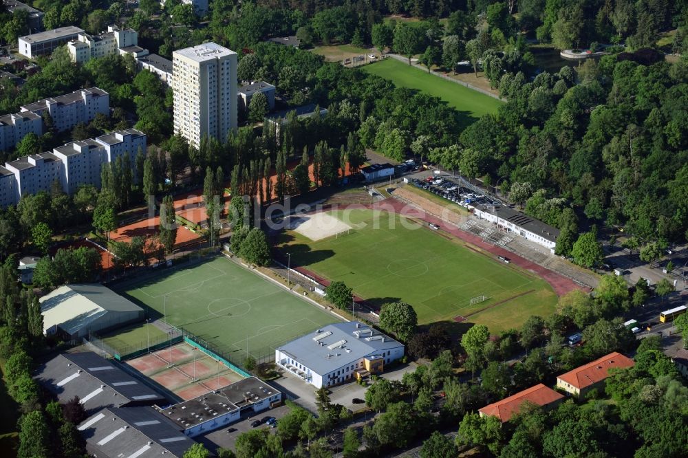 Luftbild Berlin - Fussballstadion Preussenstadion im Ortsteil Bezirk Steglitz-Zehlendorf in Berlin, Deutschland