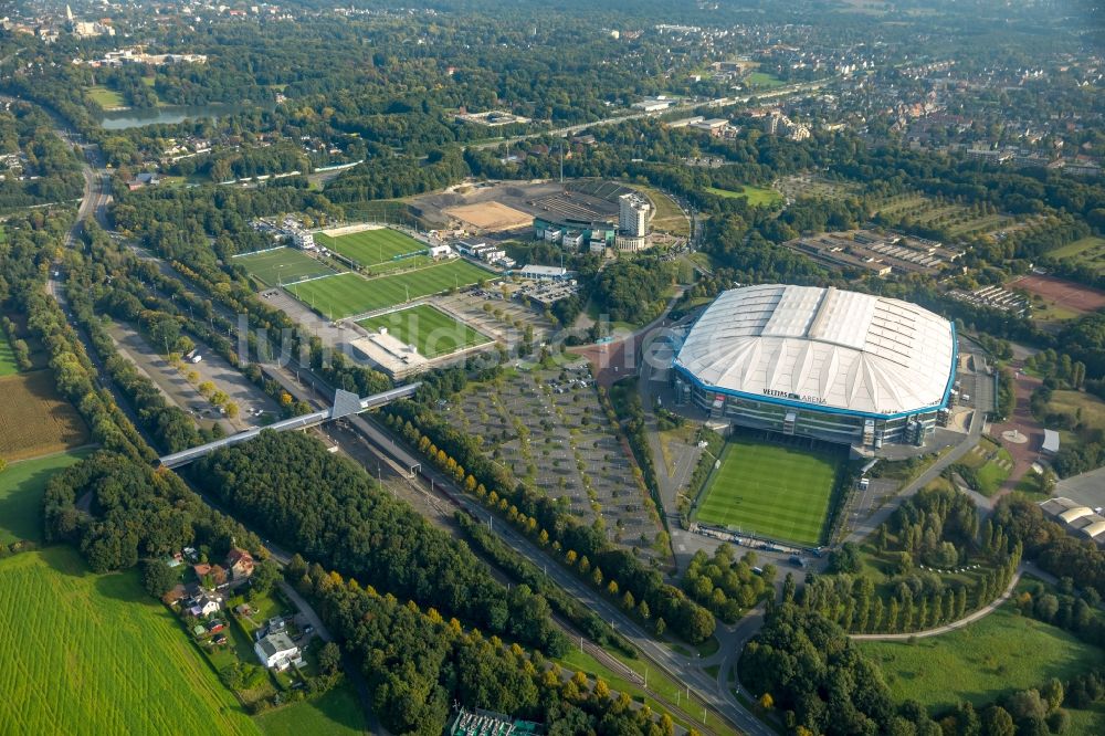 Gelsenkirchen von oben - Fussballstadion Veltins-Arena auf Schalke des Vereins Schalke 04 und seine Umgebung mit dem ehemaligen Parkstadion in Gelsenkirchen im Bundesland Nordrhein-Westfalen