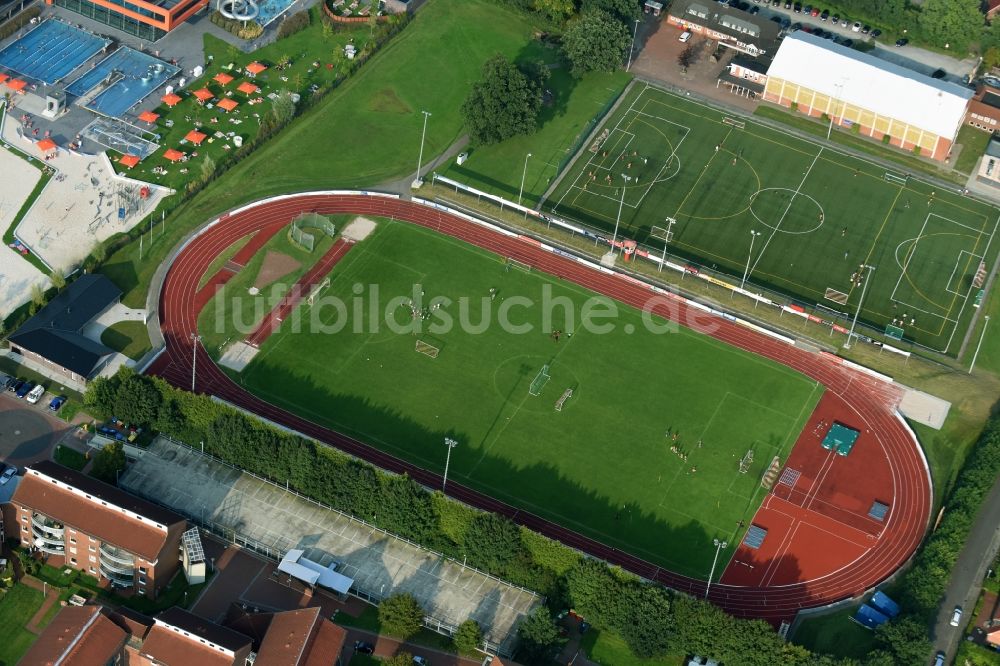 Aurich von oben - Fussballstadion des Vereins Sportvereinigung Aurich von 1911 e.V. Am Ellernfeld in Aurich im Bundesland Niedersachsen