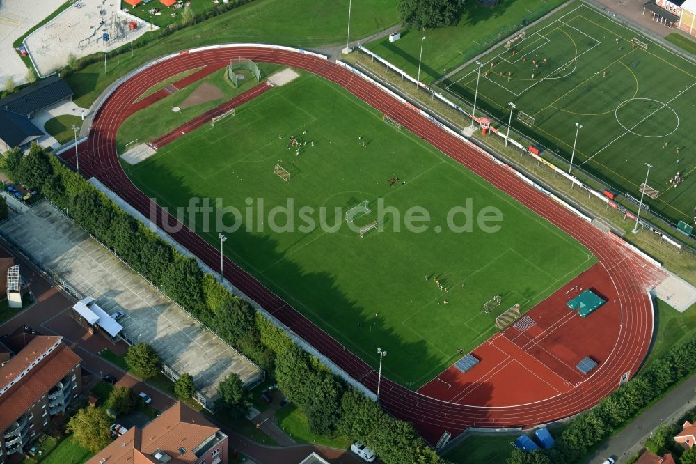 Aurich aus der Vogelperspektive: Fussballstadion des Vereins Sportvereinigung Aurich von 1911 e.V. Am Ellernfeld in Aurich im Bundesland Niedersachsen