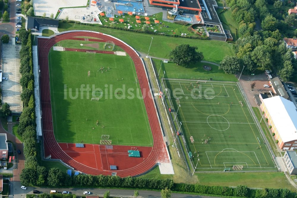 Luftbild Aurich - Fussballstadion des Vereins Sportvereinigung Aurich von 1911 e.V. Am Ellernfeld in Aurich im Bundesland Niedersachsen