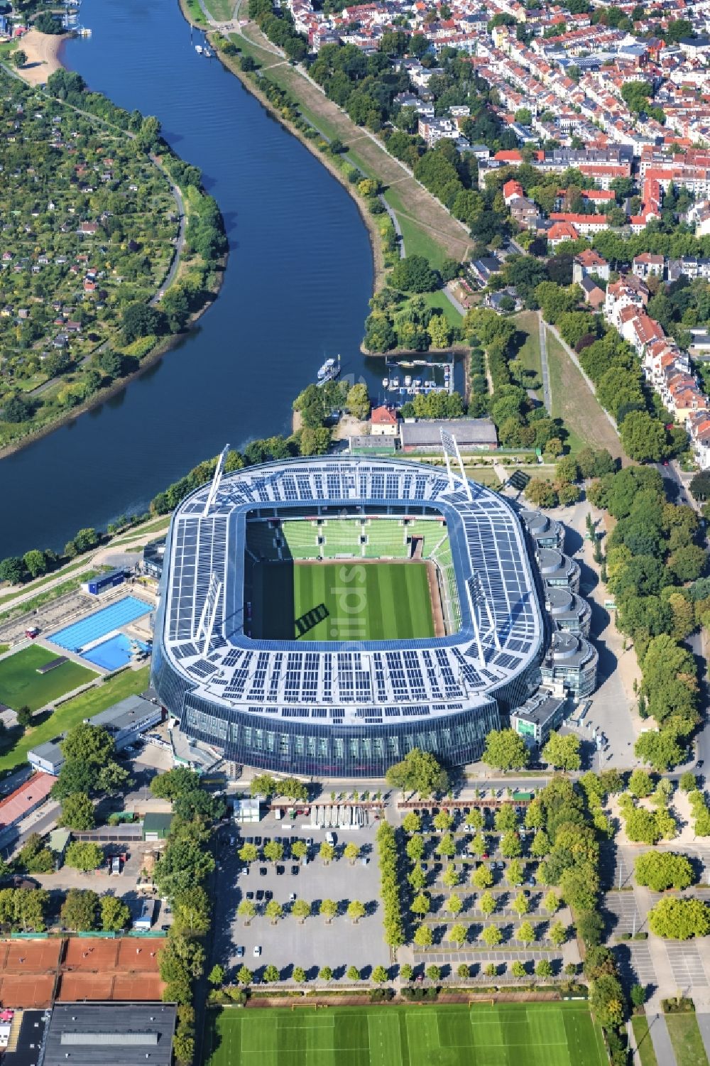 Bremen aus der Vogelperspektive: Fussballstadion des Vereins Werder Bremen im Ortsteil Peterswerder in Bremen, Deutschland