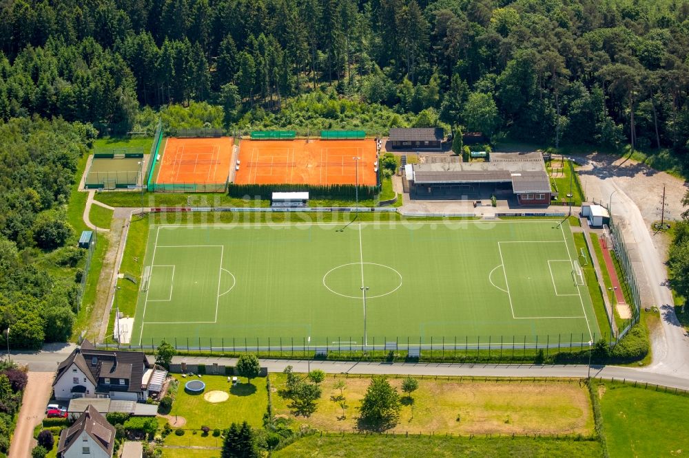 Luftaufnahme Warstein - Fussballstadion - Waldstadion Allagen des Vereins TuS Grün-Weiß Allagen e. V. in Warstein im Bundesland Nordrhein-Westfalen