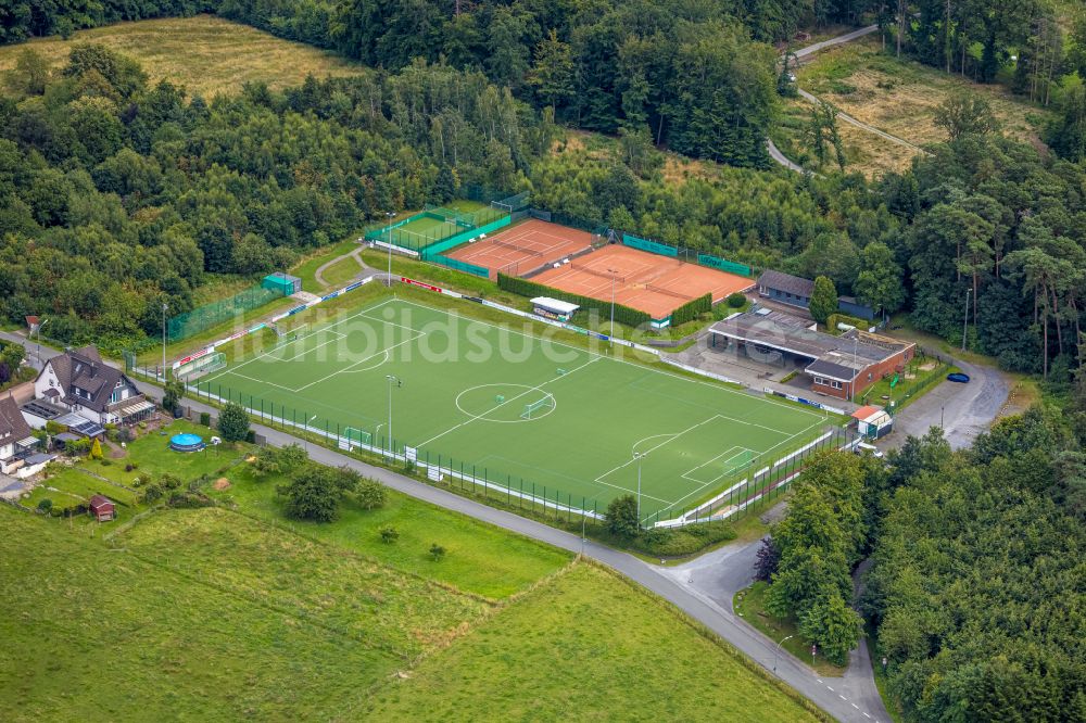 Warstein aus der Vogelperspektive: Fussballstadion - Waldstadion Allagen des Vereins TuS Grün-Weiß Allagen e. V. in Warstein im Bundesland Nordrhein-Westfalen